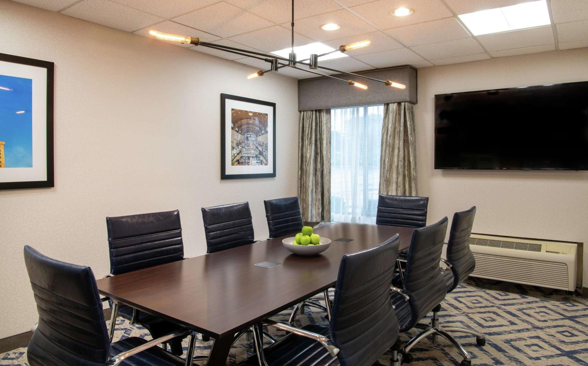 Hampton Inn Cleveland-Solon Экстерьер фото